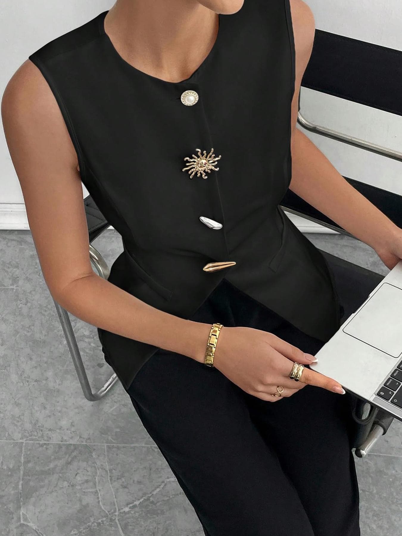 Elegant and fashionable solid color accessory pin button for European and American cross-border Amazon women's wear, light luxury vest with elegant temperament