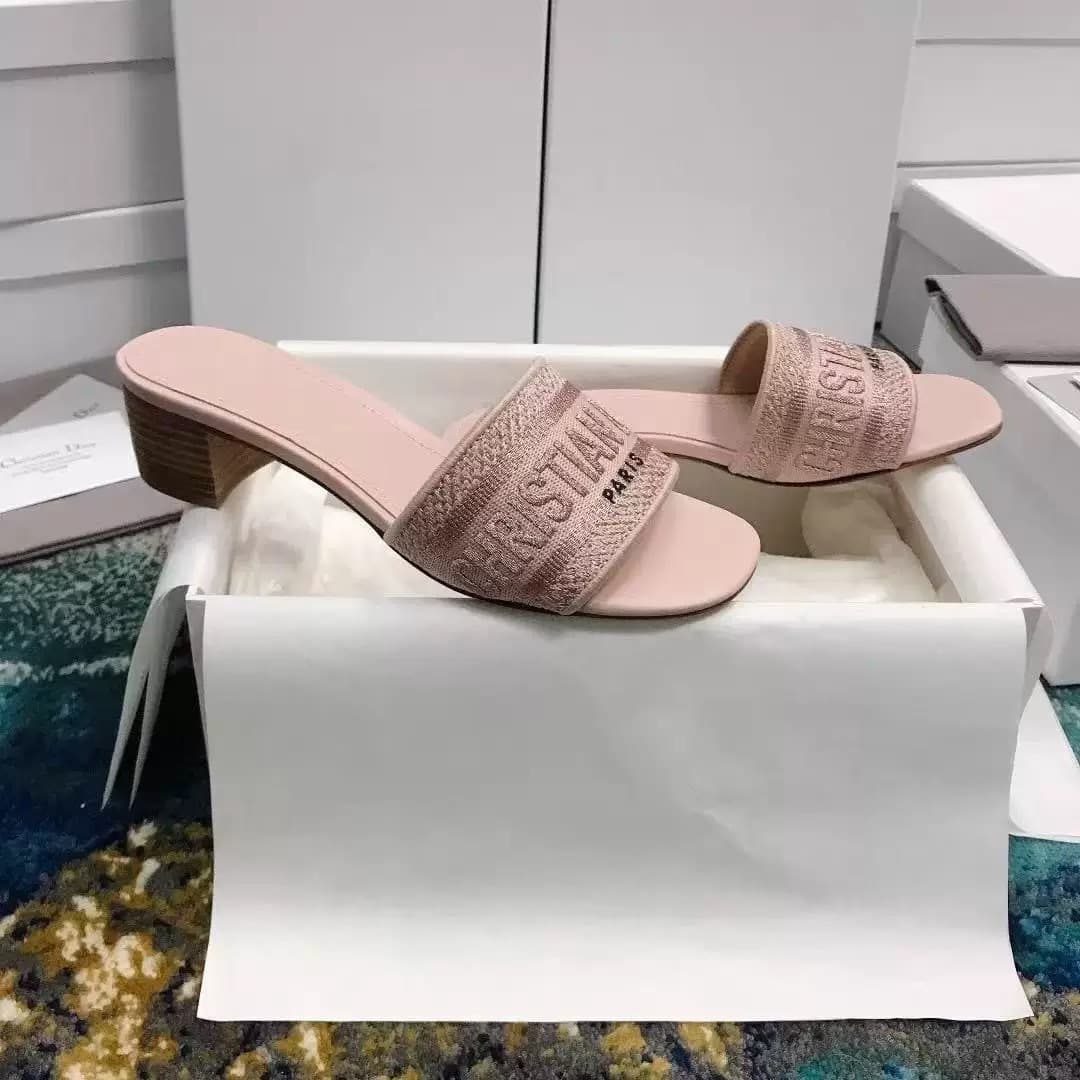 2026 Spring/Summer New D Brand Non-Slip Flat Sandals for Women with Letter Embroidery, Beach Vacation Chunky Heel One-Strap Slides