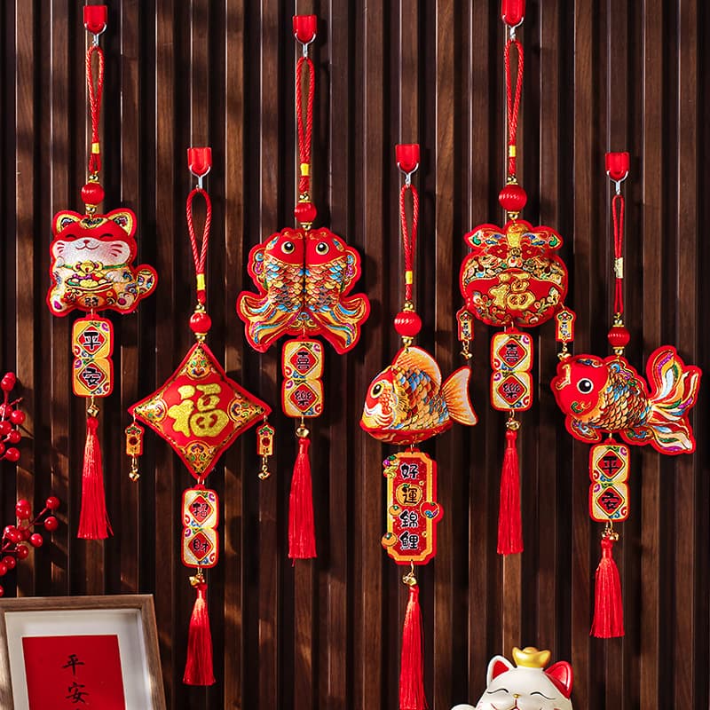 New Year fish ornaments, Spring Festival door handles, festive decorations for shopping malls and shops, living room bonsai arrangements, and wholesale New Year's goods.