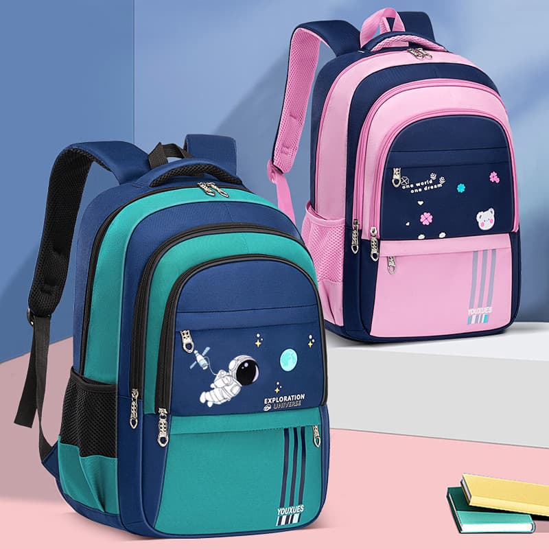 Lightweight and burden-reducing children's schoolbag for grades 1-6, large-capacity spine-protecting backpack, astronaut water-repellent student schoolbag