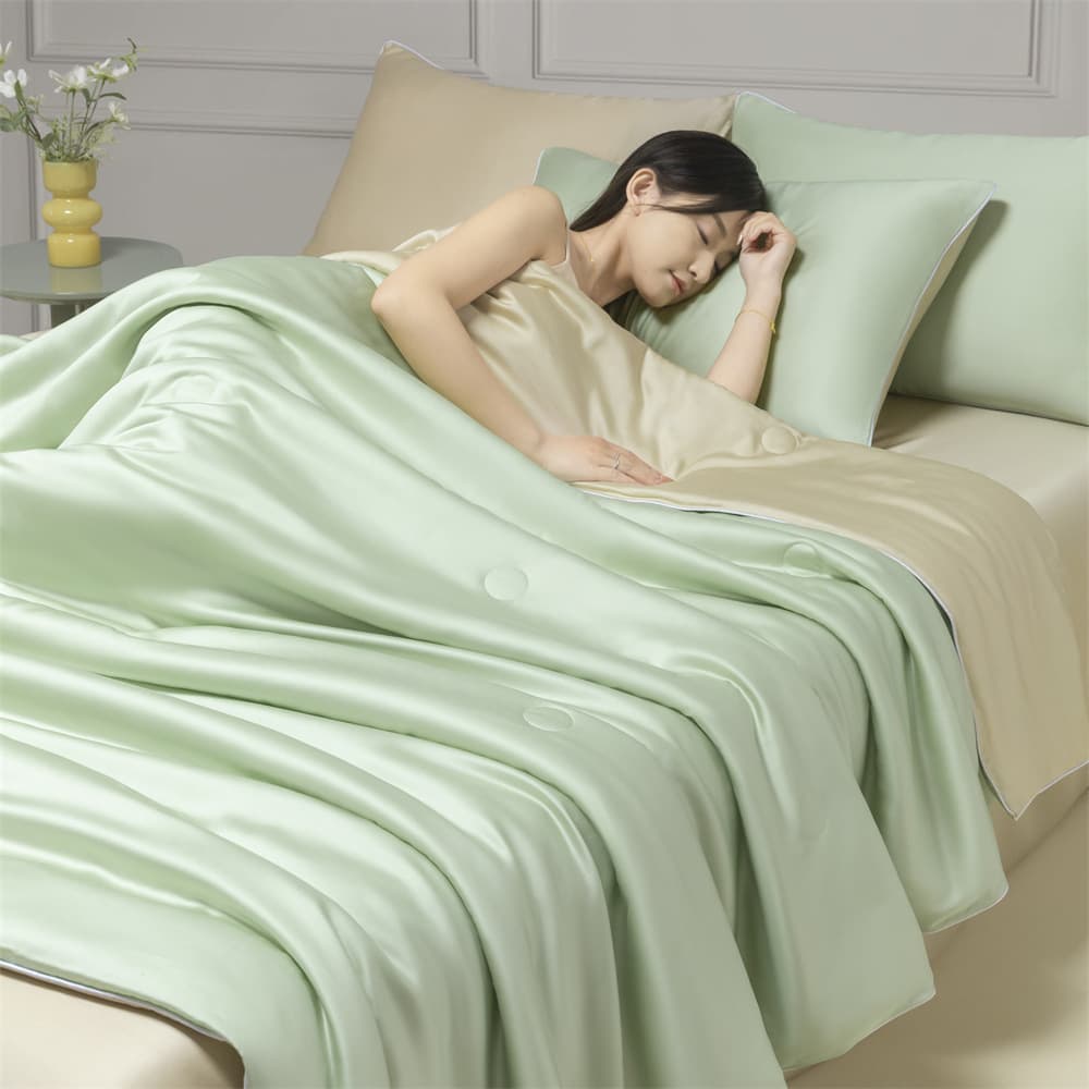 Summer air-conditioning quilt, washable silk summer quilt, thin quilt, single size, cooling ice silk summer quilt, three or four-piece set, machine washable.