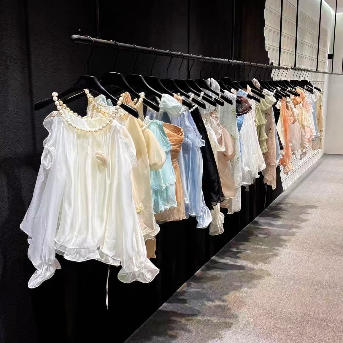 Qianjin Summer Guangzhou Xiaoshan Style Niche Tops Wholesale Source Celebrity Feel Thirteen Lines Women's Halter Design