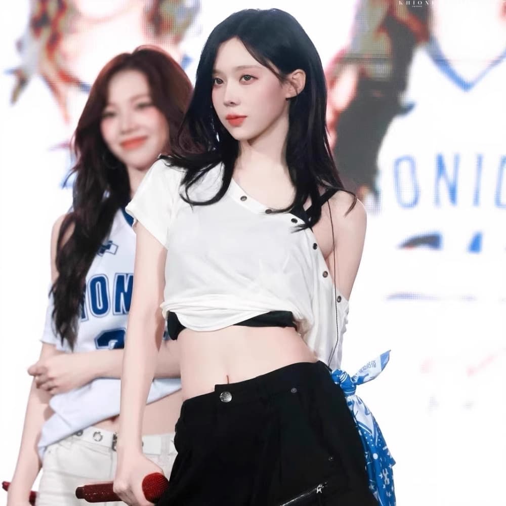 Kpop Winter-inspired Korean-style Fashion Asymmetrical One-Shoulder Short-Sleeve T-Shirt with Rivets, Solid Color Off-Shoulder Top