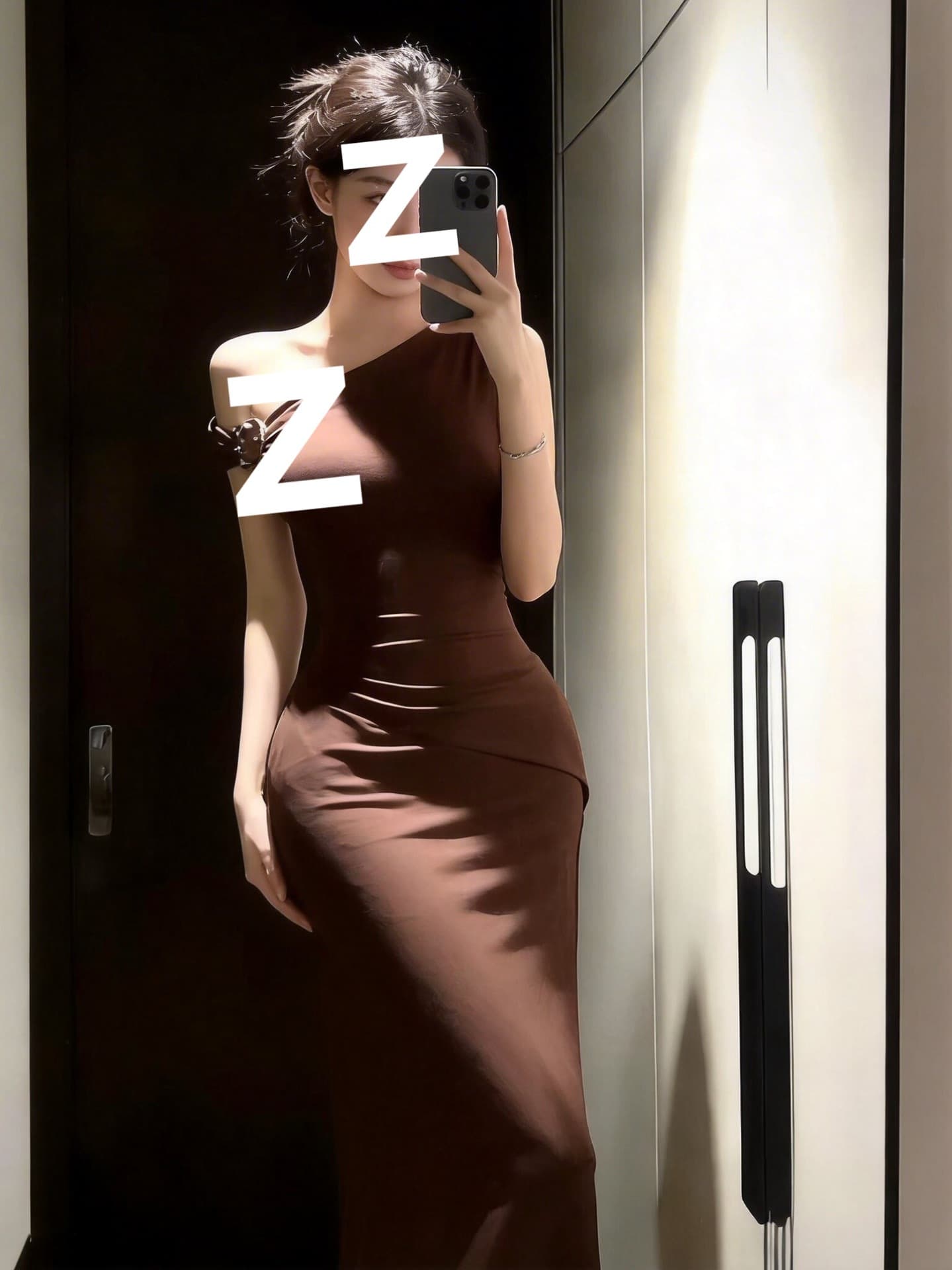 French design oblique shoulder dress for women 2026 new style light and sophisticated royal sister style waist-cinching pleated slim hip-covering long skirt