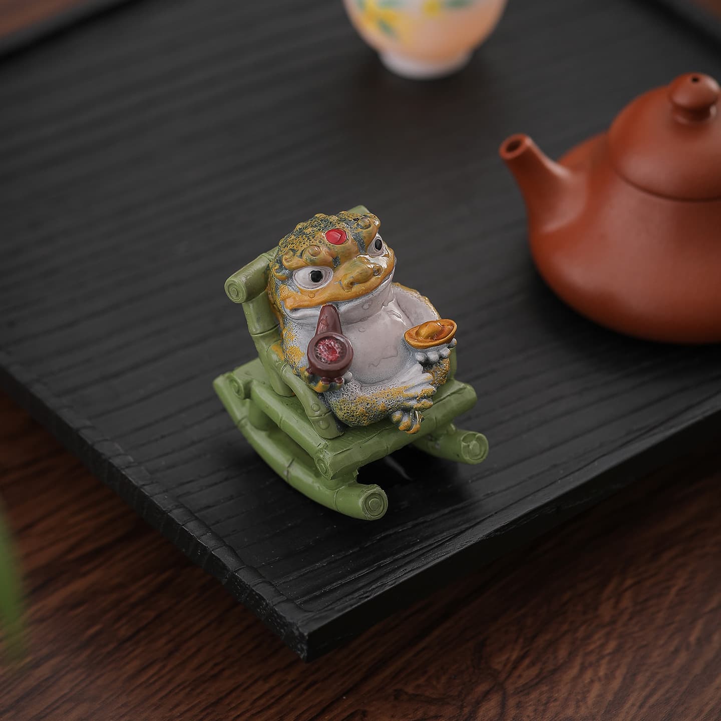 Creative lucky toad tea pet ornament that changes color when heated - a niche desktop tea table decoration, tea set accessory, tea plaything