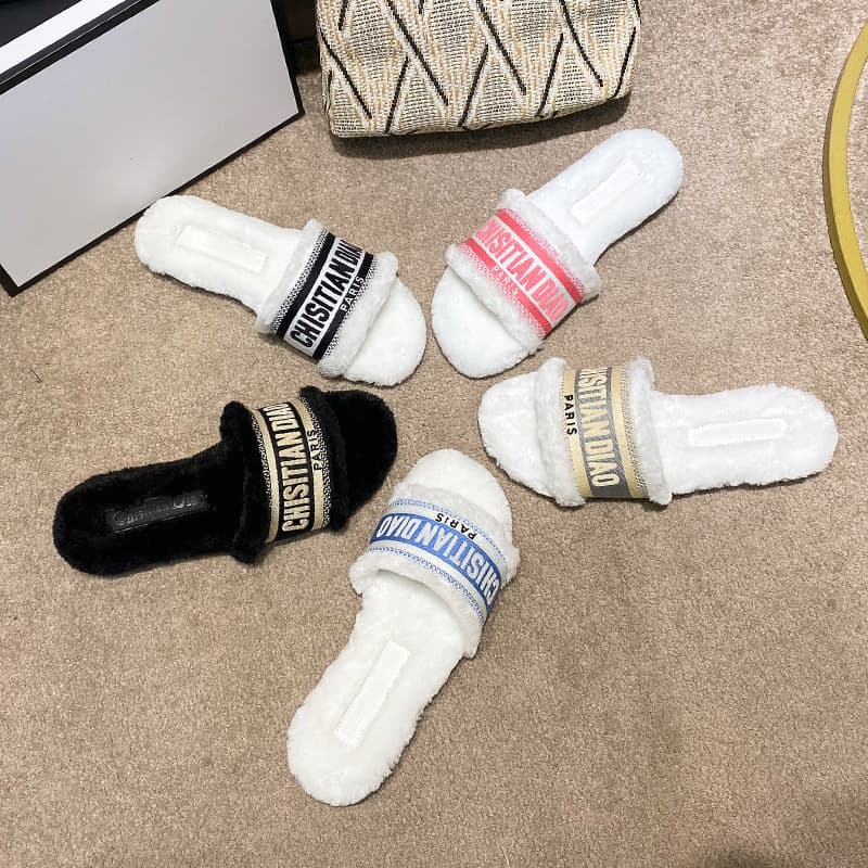 2025 new autumn and winter one-line black fur slippers for women's outer wear, high-end wool comfortable lazy d family slippers