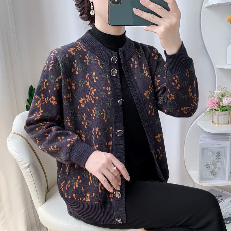 Winter fleece-lined sweater coat for mothers, middle-aged and elderly women's knitwear top, plus size cardigan for grandmothers, clothes for the elderly.