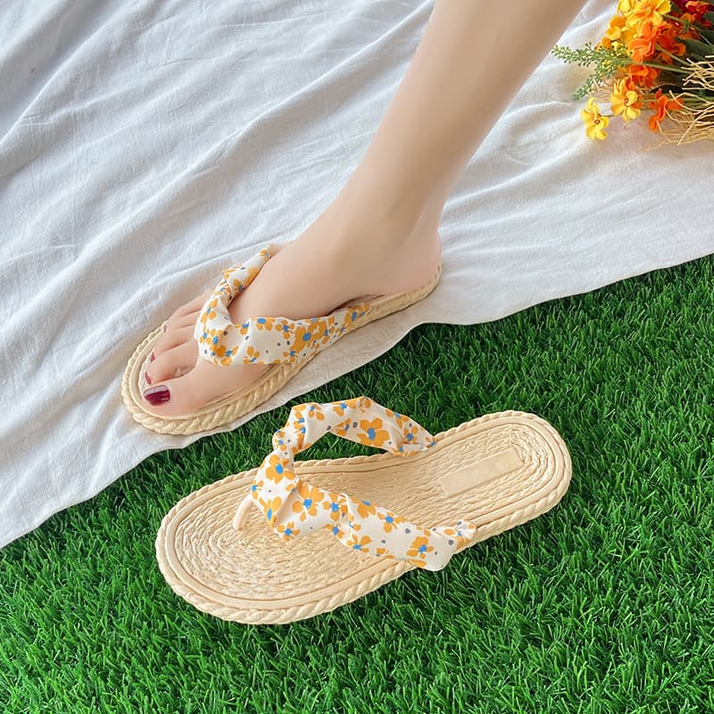 Women's Flip Flops for Outdoor Summer Seaside, Lightweight and Comfortable, Wind Beach Fashion, Versatile Non-Slip Sandals for Women