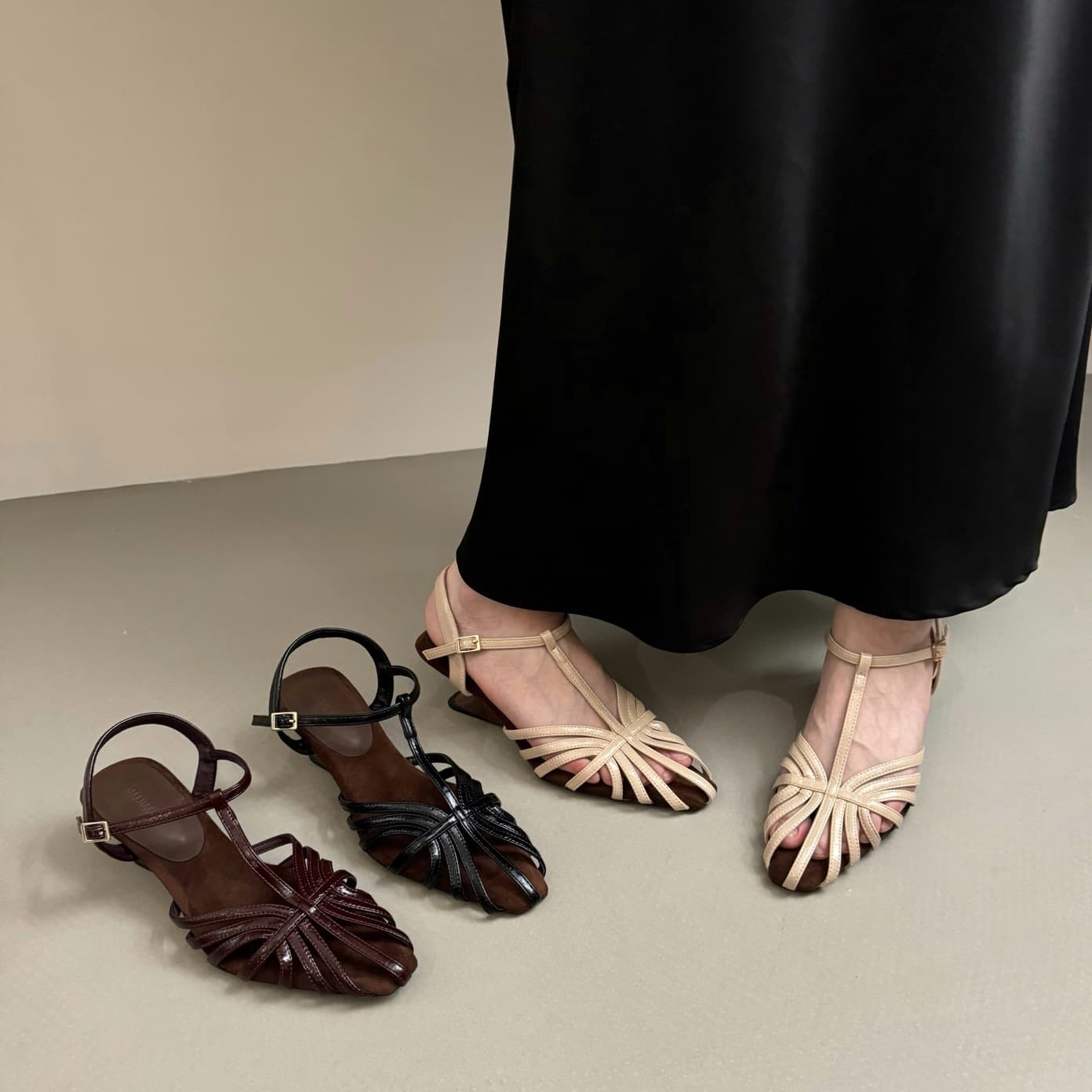 French Retro Toe-Covering Woven Roman Sandals for Women 2026 Summer New T-Strap Pointed Toe Wedge Heel Roman Sandals