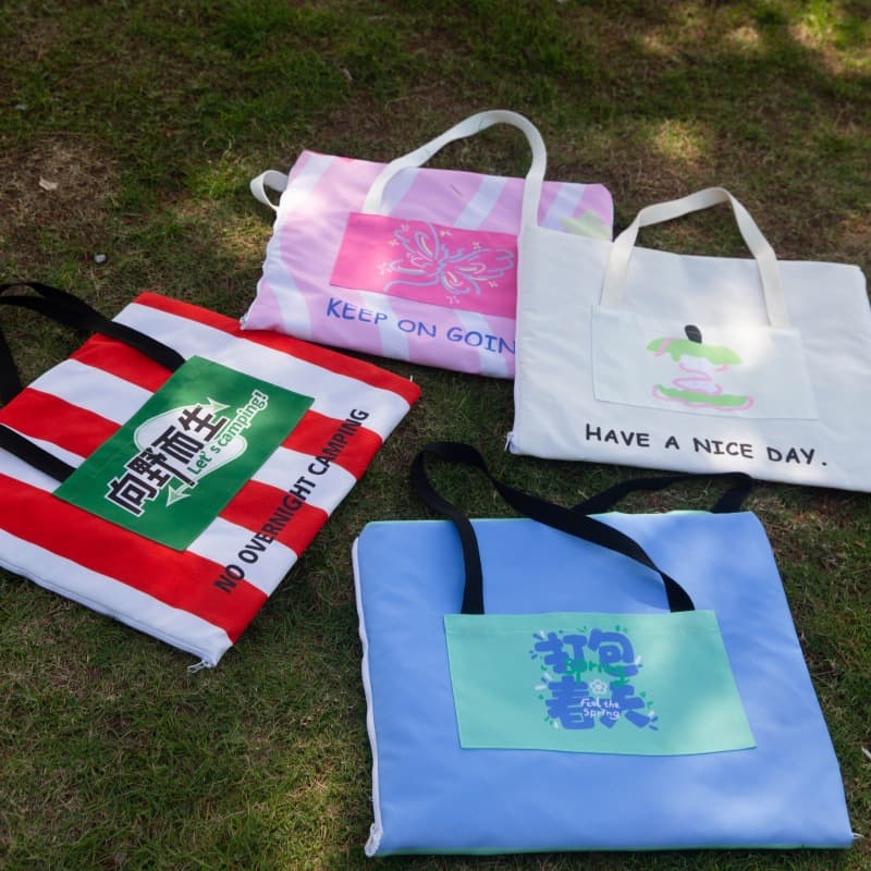 Oxford cloth tote bag, portable picnic mat, polyester taffeta waterproof finish, foldable picnic mat for camping parks and grass.