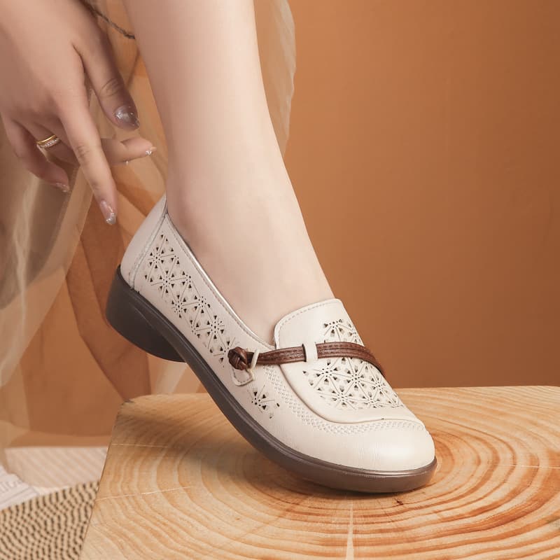New Summer Mom Shoes Hollow Breathable Sandals Middle-Aged Soft Sole Leather Shoes Comfortable Flat Women's Shoes