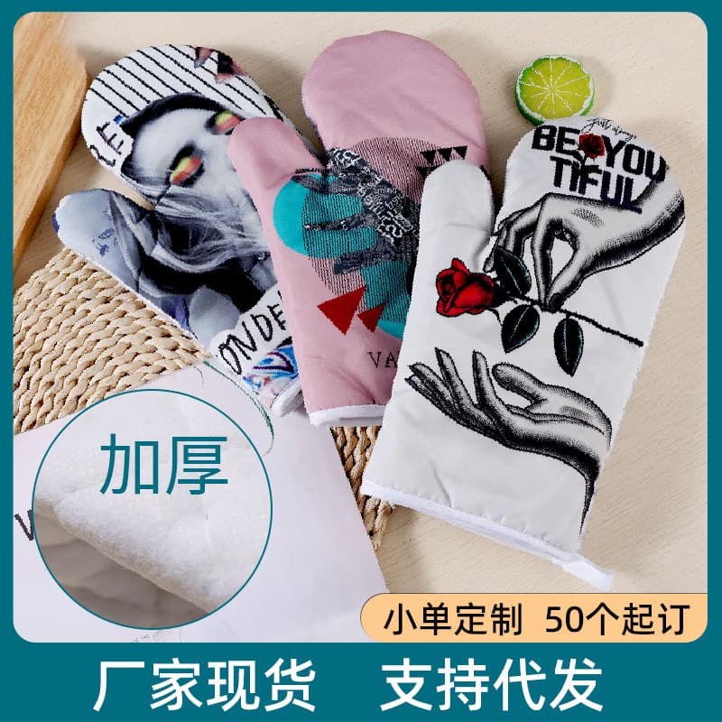 Factory direct stock of thickened, cotton-padded, heat-resistant, and oven-safe microwave gloves.