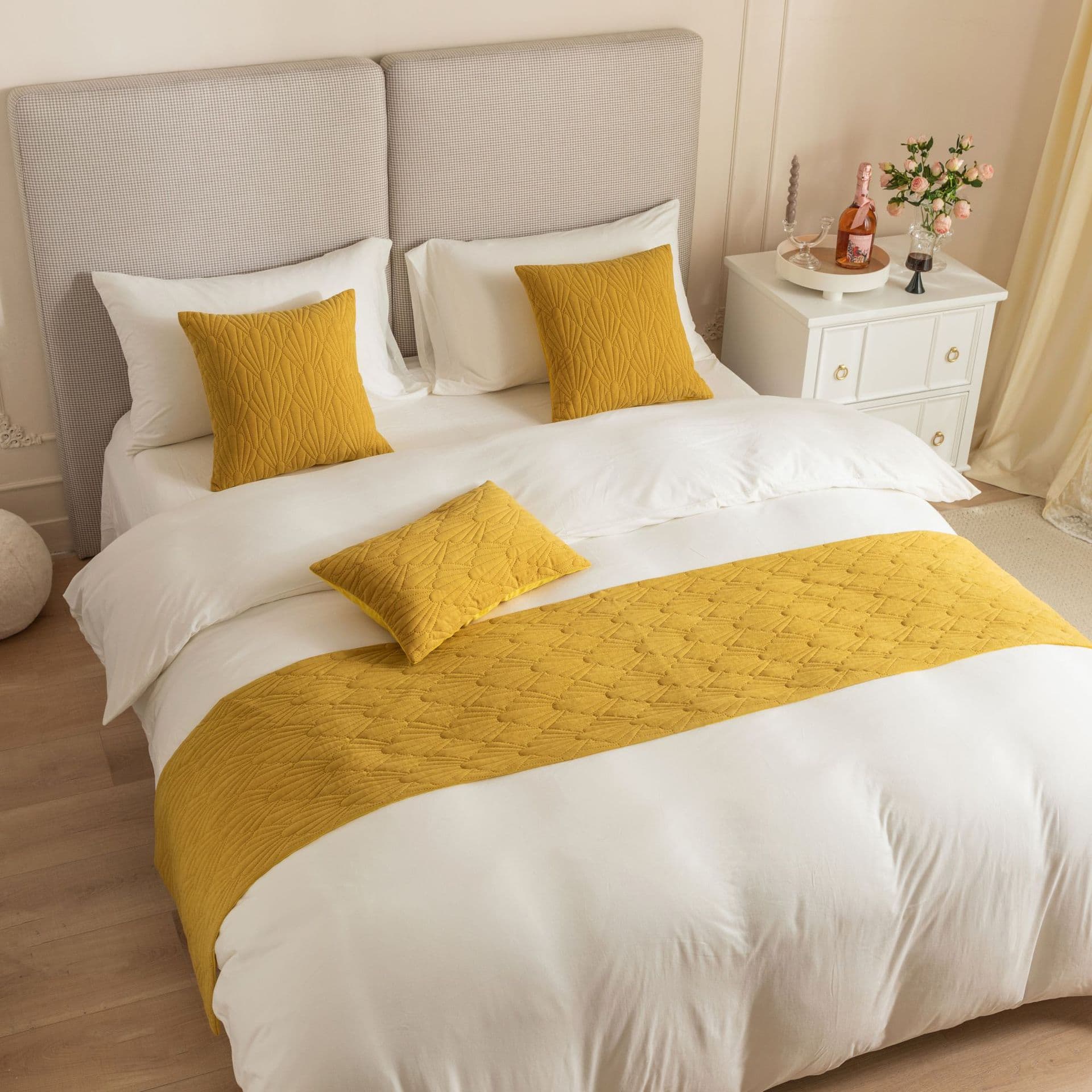 New Dutch Velvet Super Soft Shell Pattern Hotel and Homestay Bed Runner