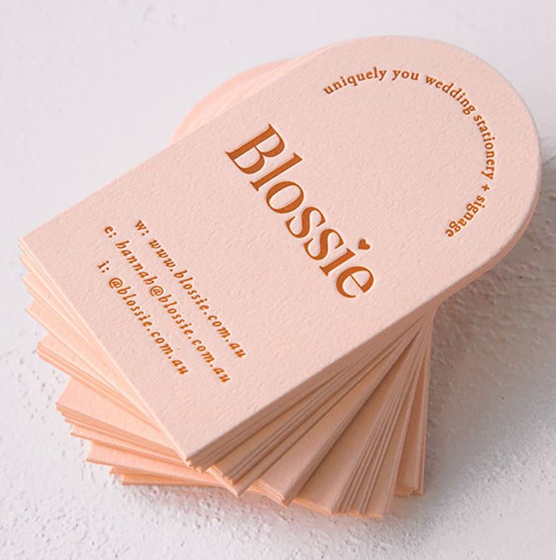 Customized nail art display cards, 600g business card powder, gold foil stamping, gold-edged business cards, trendy postcards, design and printing.