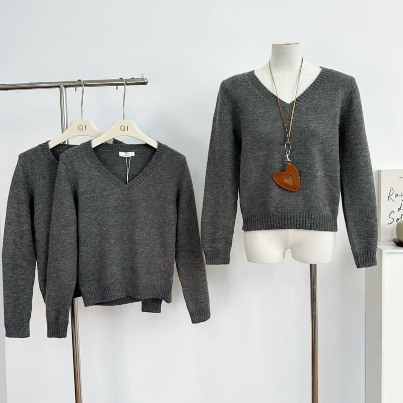 Retro gray v-neck sweater for women in spring, autumn and winter Korean style high-end layered versatile knitted sweater bottoming top
