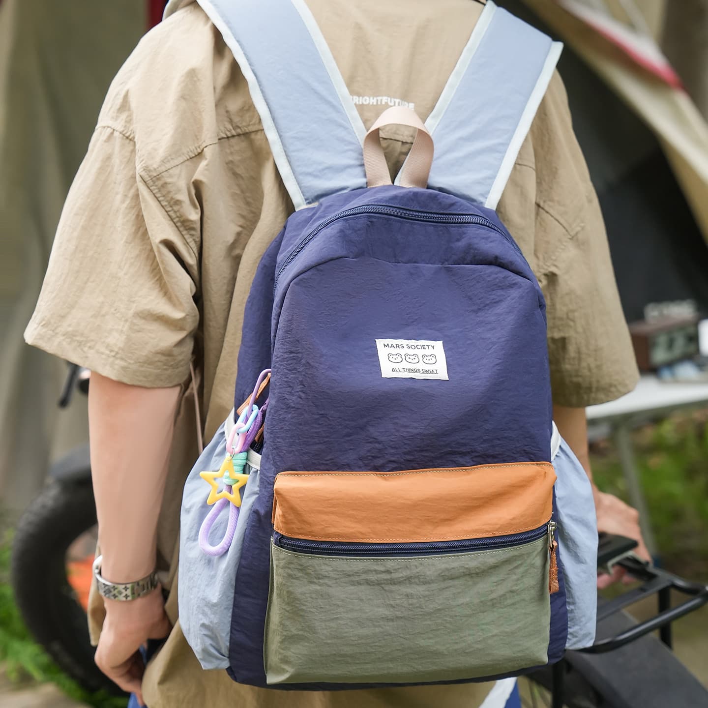 Wholesale new schoolbags for primary school students, fashionable boys' and girls' contrasting color stitching backpacks, lightweight outing children's travel bags