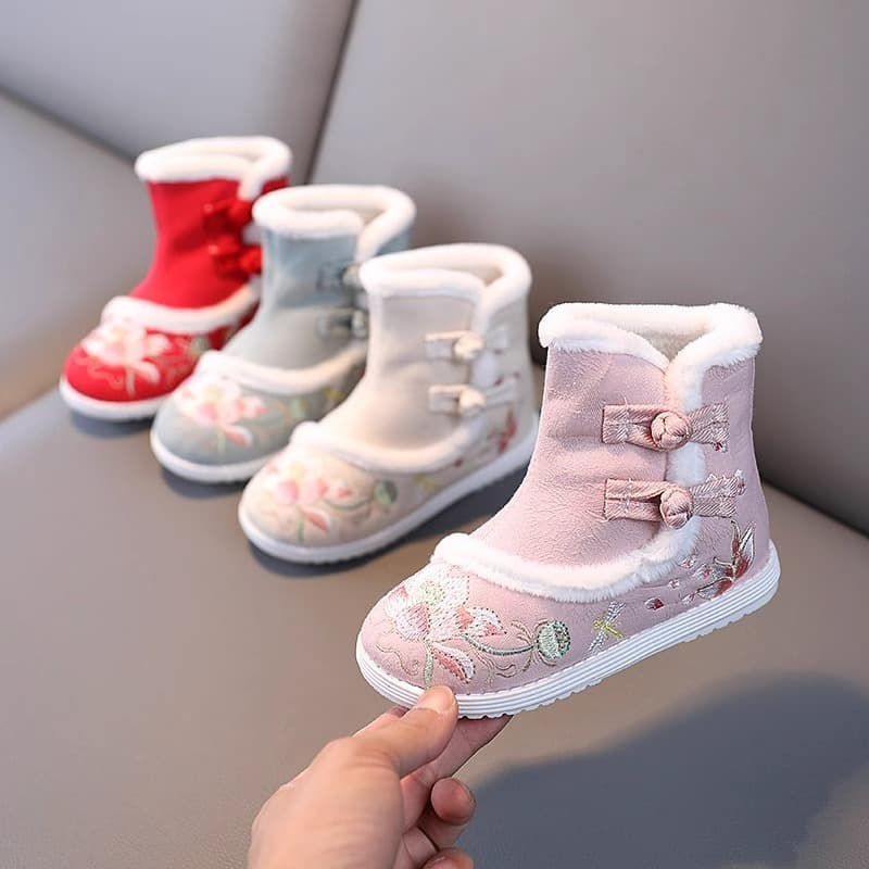 Winter Girls' Hanfu Shoes, Children's Cotton Shoes with Chinese Style, Fleece-Lined Embroidered Non-Slip Soft-Soled Snow Boots, Fashionable