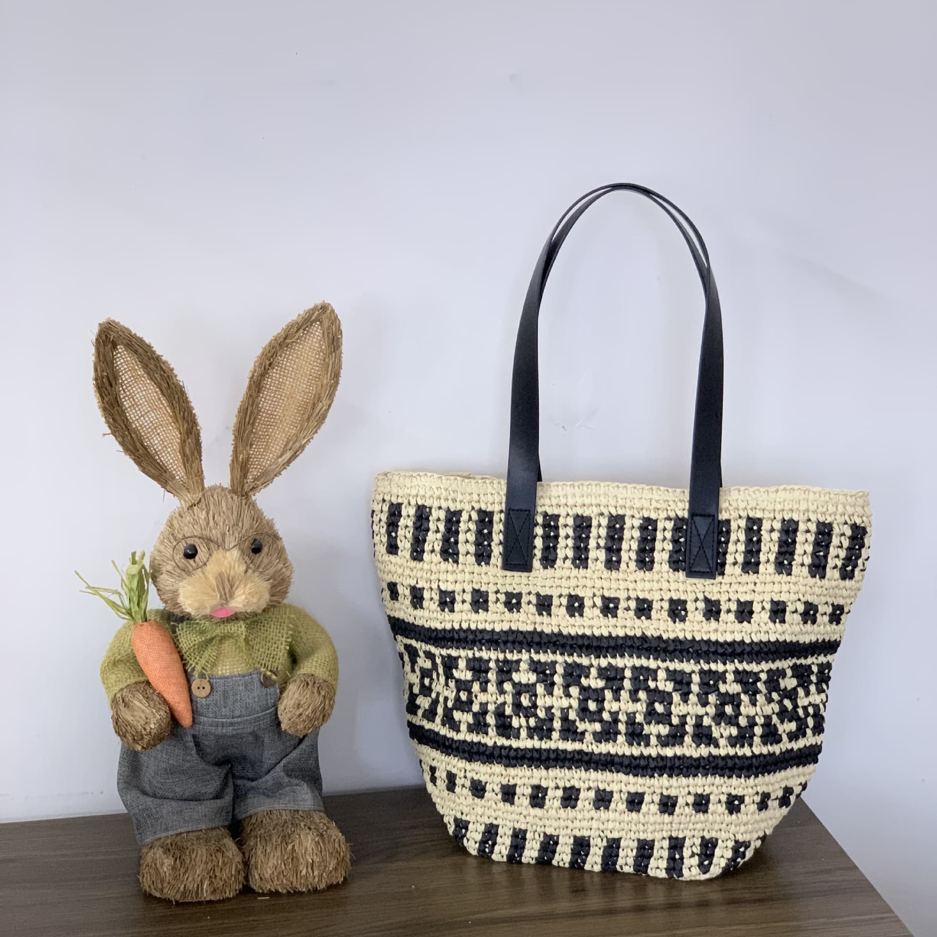 Simple black and white contrasting checkered striped straw bag geometric pattern hand-woven bag vacation commuting versatile shoulder bag