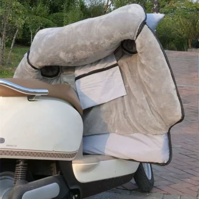 Electric vehicle windshield, winter-protected, thickened, fleece-lined, waterproof, shoulder pads, windproof, enlarged battery, new model for motorcycle warmth.