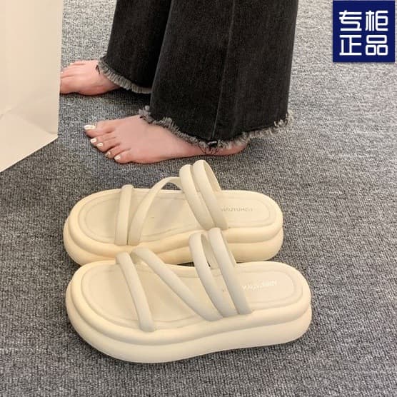Women's Outdoor Slippers 2025 Summer New Trendy Platform Sandals Solid Color Beach Flip Flops with Cloud-like Comfort