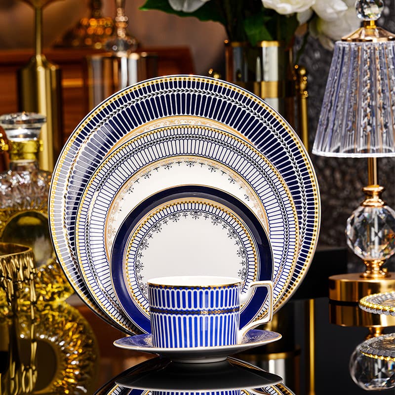 Factory Wholesale European Bone China Gold Trim Dinnerware Cup Saucer Gift Set Ceramic Home Use Bowl Plate Set