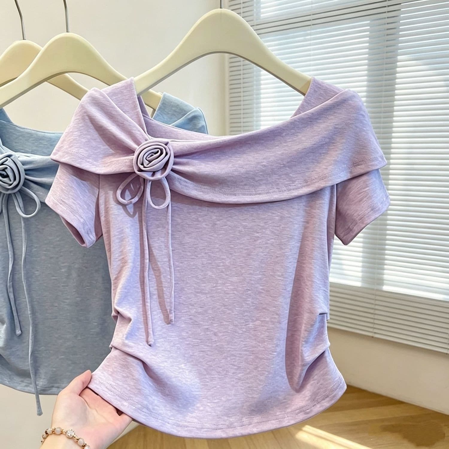 Pick up the leak~ Three-dimensional flower decorated short-sleeved T-shirt for women, new summer design, super hot, short style, age-reducing top, trendy