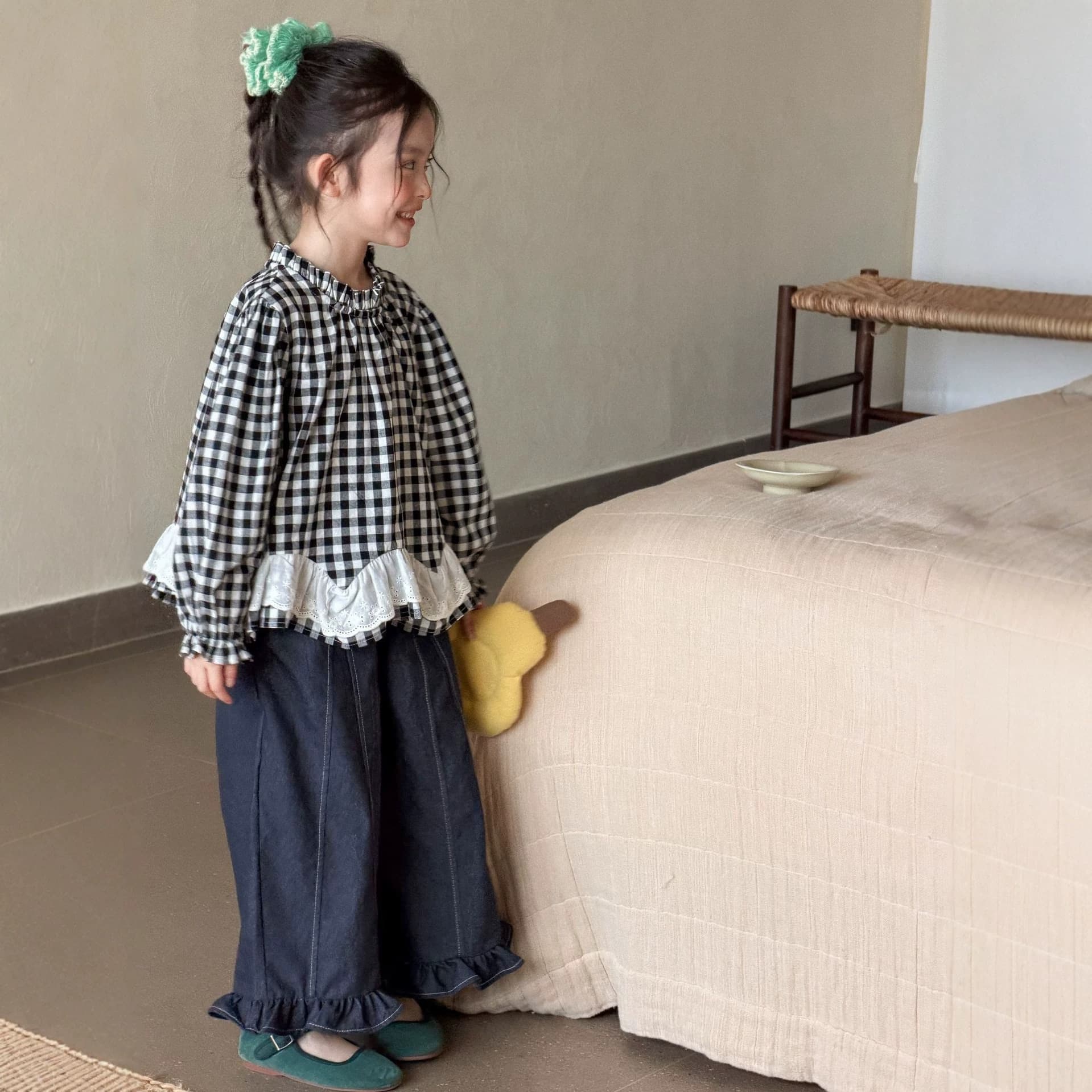 2026 new autumn girls' suit Korean niche design plaid lace top casual jeans two-piece set
