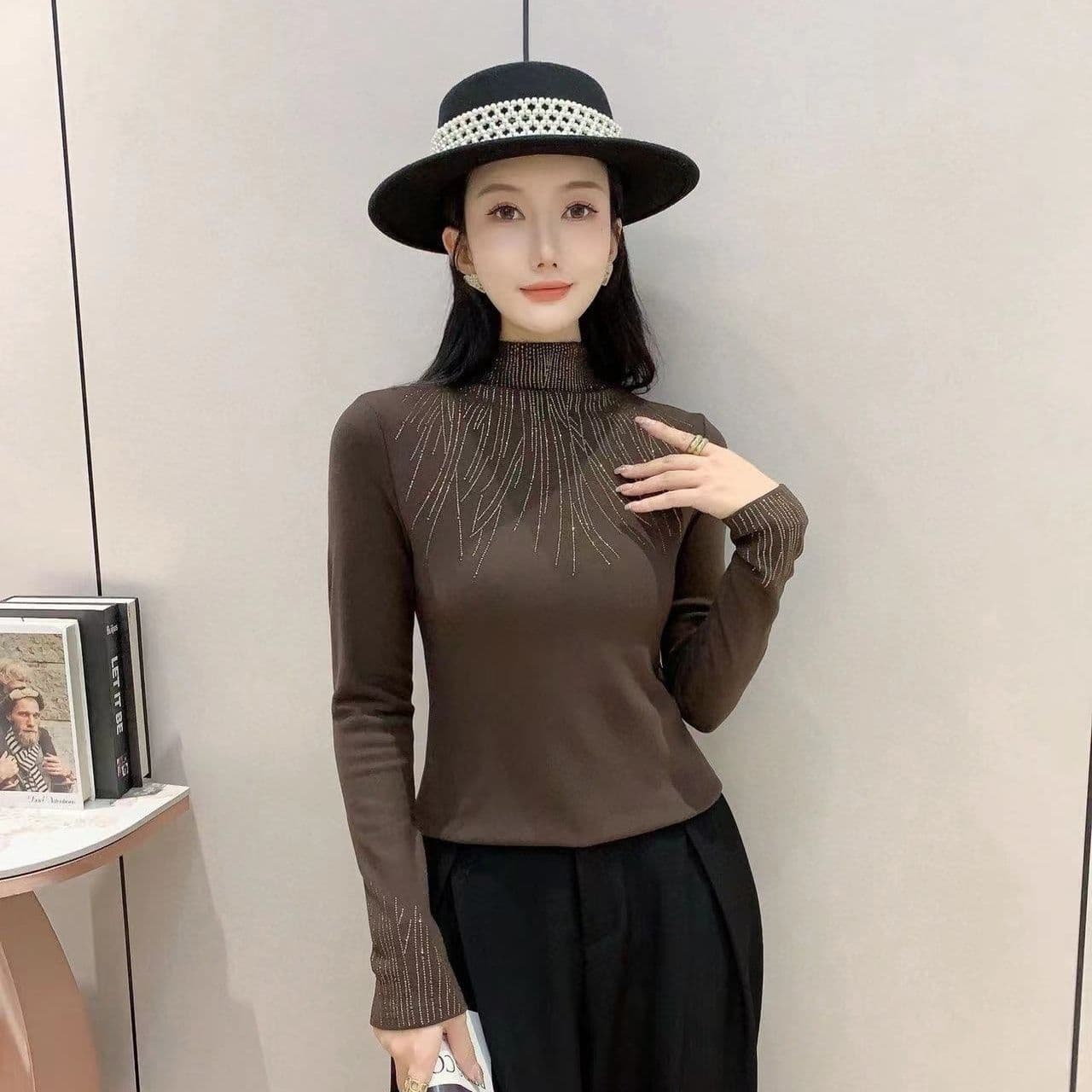 New autumn and winter bottoming shirt for women, velvet and thickened lace top, stylish, slim and warm, large size, middle-aged shirt