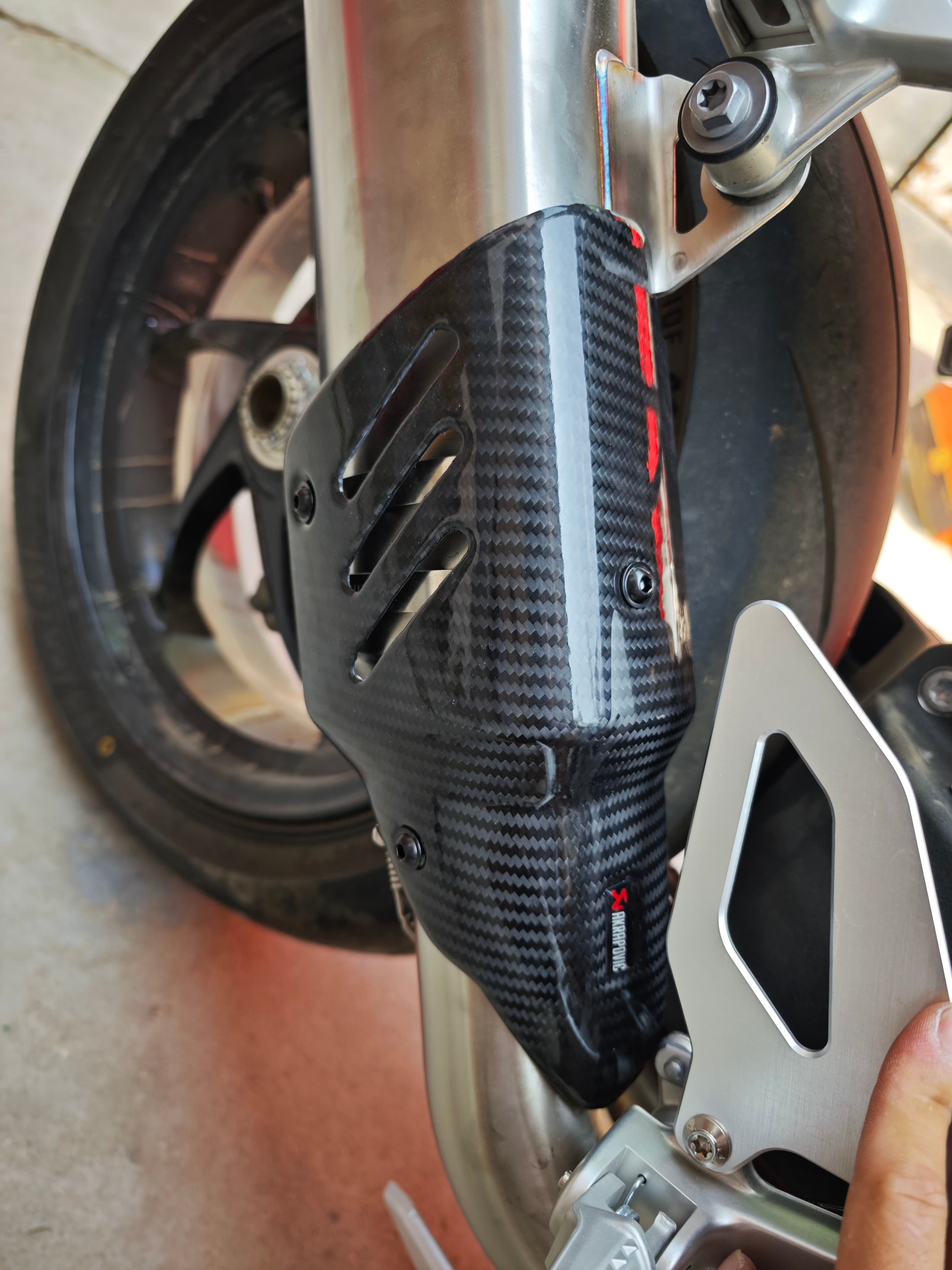 Suitable for Zhang Xue 500rr modified carbon fiber exhaust anti-scalding cover heat insulation cover Scorpio exhaust cover triangle