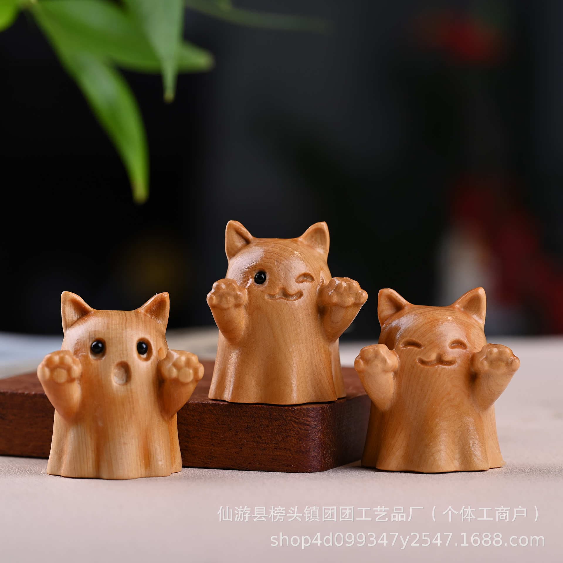 Cute Thuja Wood Carved Cat Emoji Ornament Desktop Creative Decoration Craft Car Home Decor
