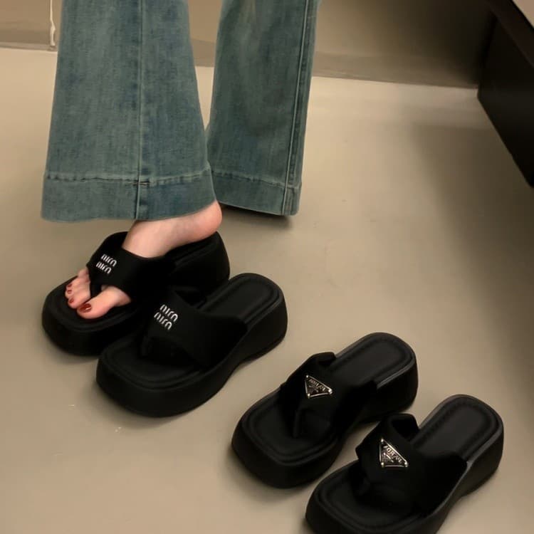 Trendy Thick Sole Flip Flops for Women Summer 2026 New Style, Height Increase Black Beach Sandals to Pair with Dresses