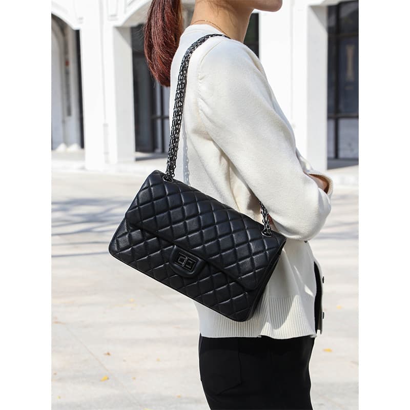 Women's Lambskin Refined Crossbody Bag Genuine Leather Shoulder Bag Black Handbag Premium Feel Small Fragrance Style Quilted Chain Bag