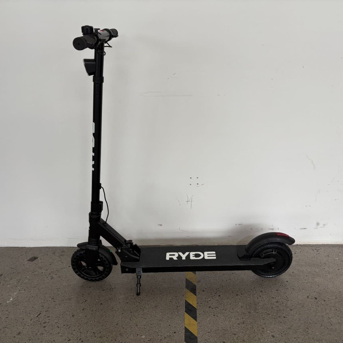 Factory stock high cost-performance e-scooter with 25km range for city commuting, 36V 250W electric scooter