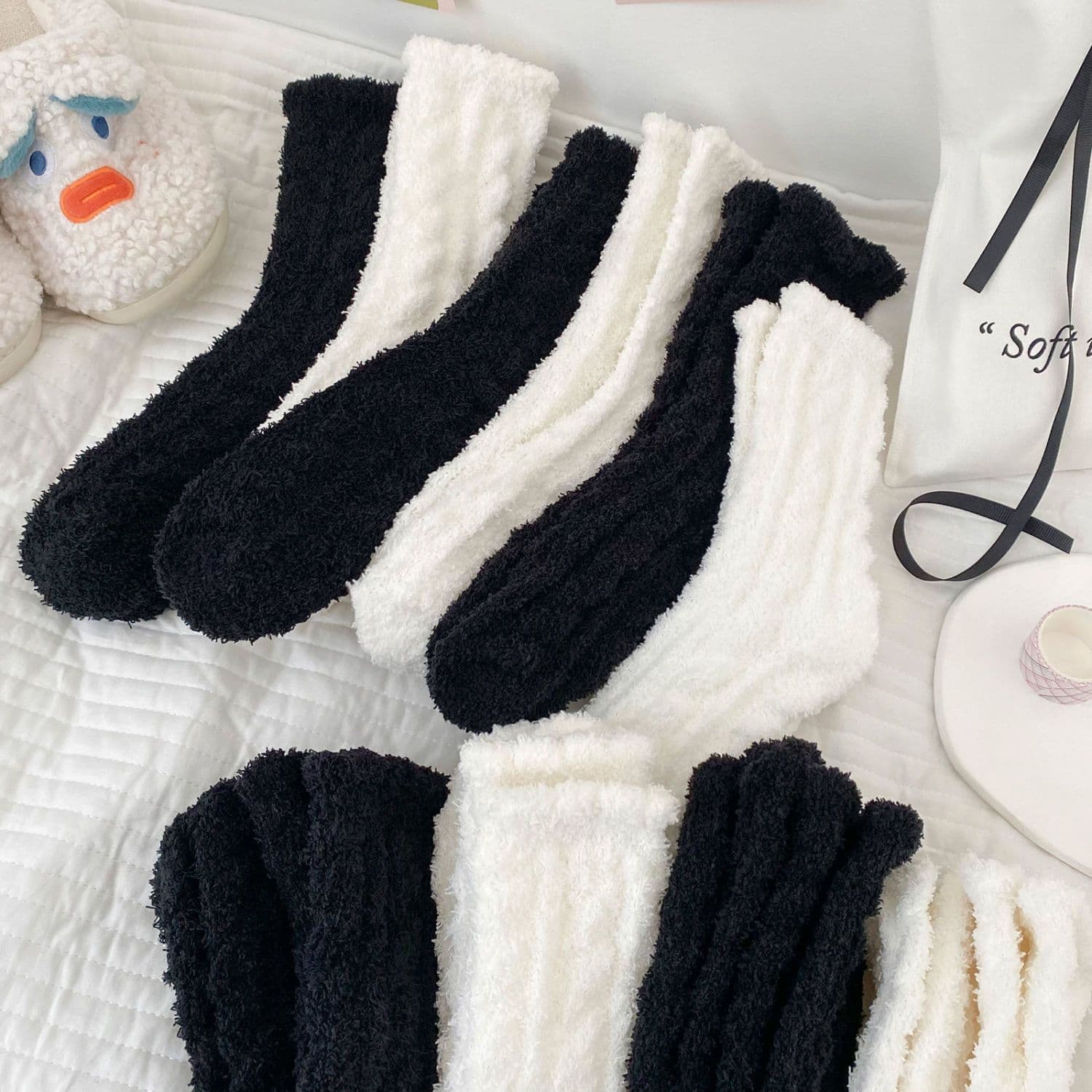 Coral fleece black and white socks, women's mid-calf socks, autumn and winter fleece-lined and thickened, home thermal fluffy sleep long socks