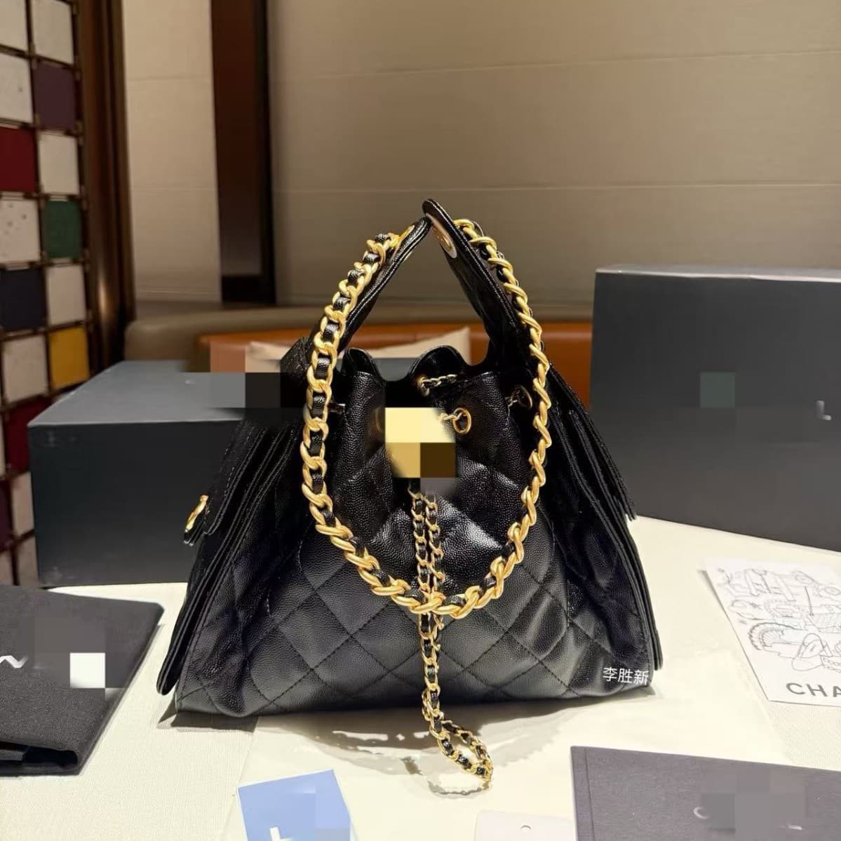 2025 New Hobo Hippie Bag with Diamond Pattern Chain Drawstring Bucket Bag Retro Underarm Women's Bag High-End Version Oil Wax Leather