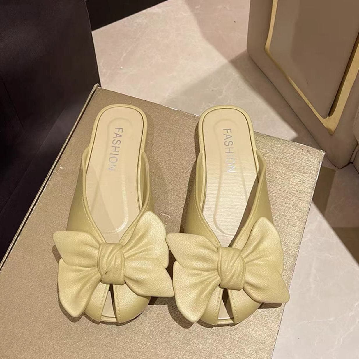 Bowknot Closed-Toe Slippers for Women, New 2026 Summer Style, Fairy-Style Outdoor Wear, Suitable for Pairing with Dresses, Flat Fish-Mouth Sandals