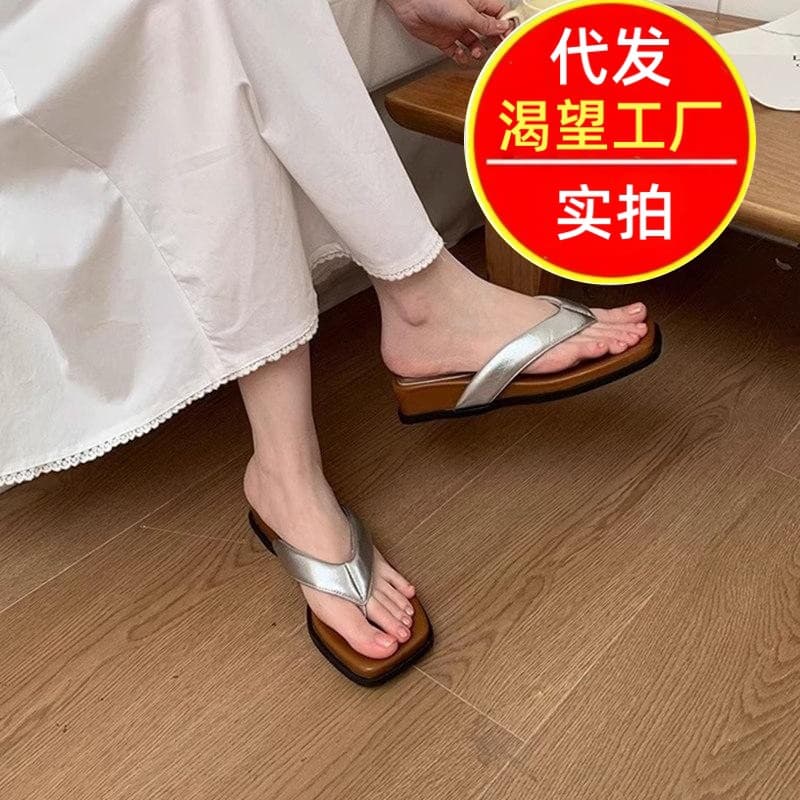 2026 spring and summer new style fashionable versatile slip-on slippers for women to wear thick-soled anti-slip casual slippers for women
