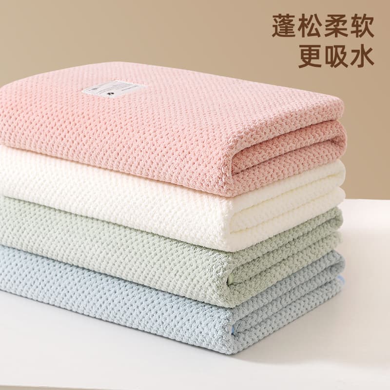 Soft and absorbent baby bath towel, extra soft and absorbent for newborns, perfect for bathing and swimming, and won't shed lint, ideal for autumn and winter.