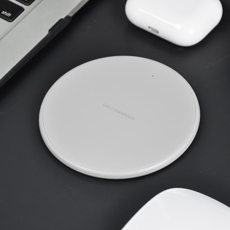 Ultra-thin round K8 plastic 10W Qi standard wireless charger, wholesale gift for Apple and Huawei desktop use.