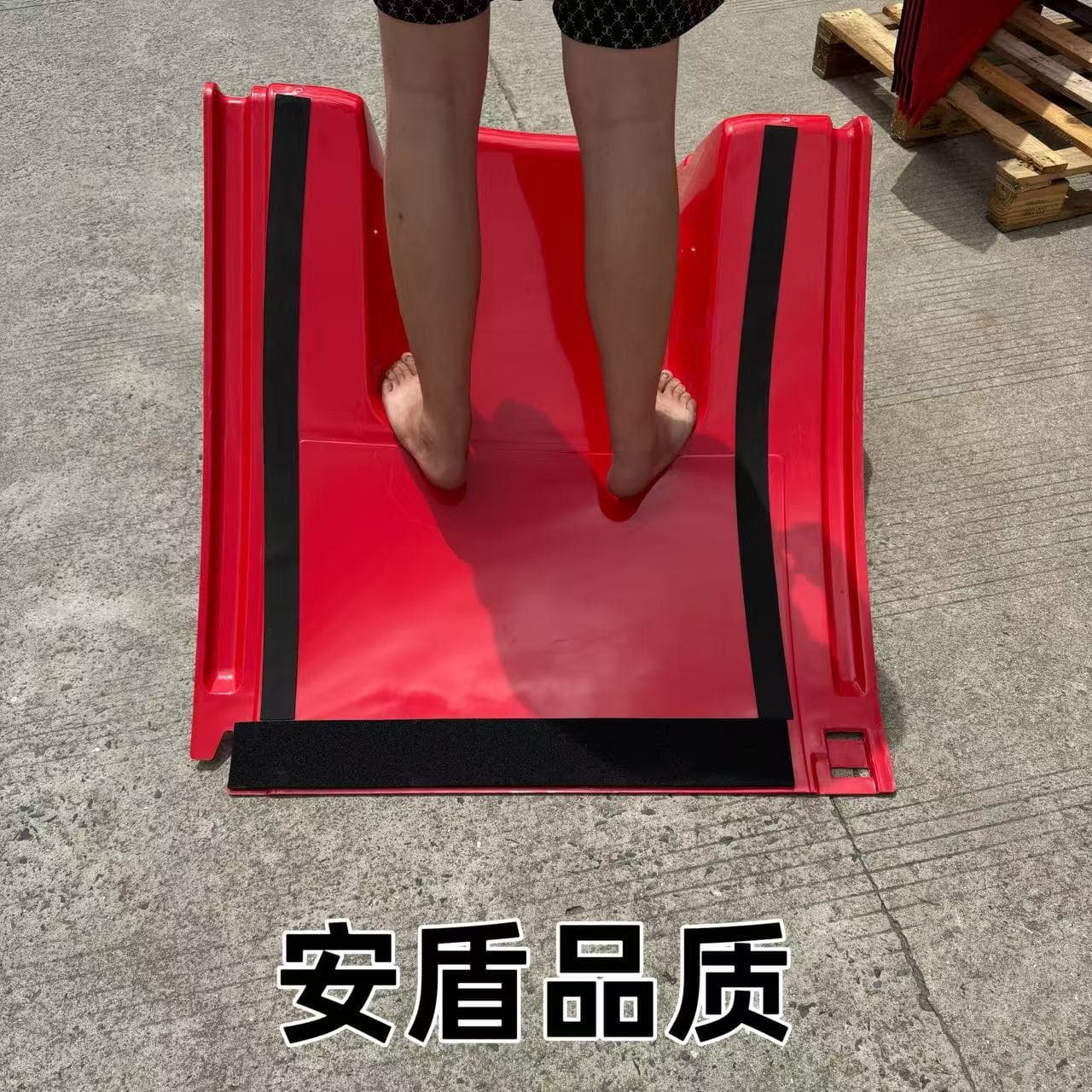 Anti-typhoon mobile detachable L-shaped flood barrier panels for garage entrances and streets, emergency waterproofing