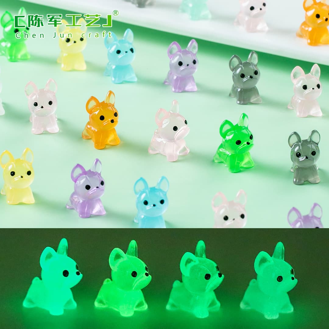 Creative and adorable glow-in-the-dark puppy decorations, blind bag accessories, miniature landscapes, desktop and car ornaments.