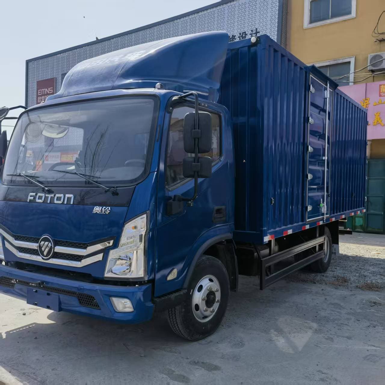 Ruiyun exports various vehicles, including Howo, Delong, and other major brands, both export models and vans.
