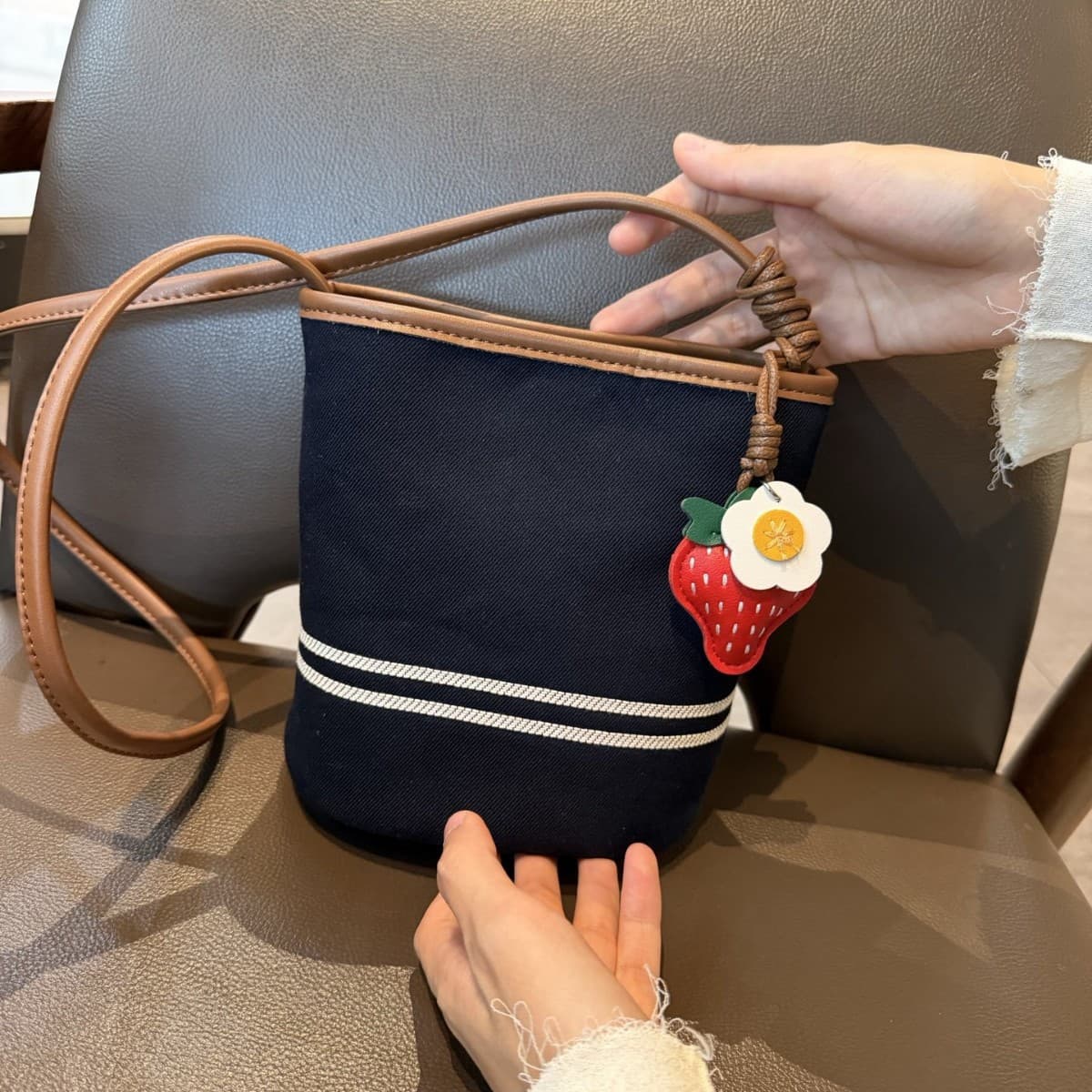 Casual niche contrast striped denim handbag, versatile casual fashion bag, Korean shoulder bag, female commuter bag