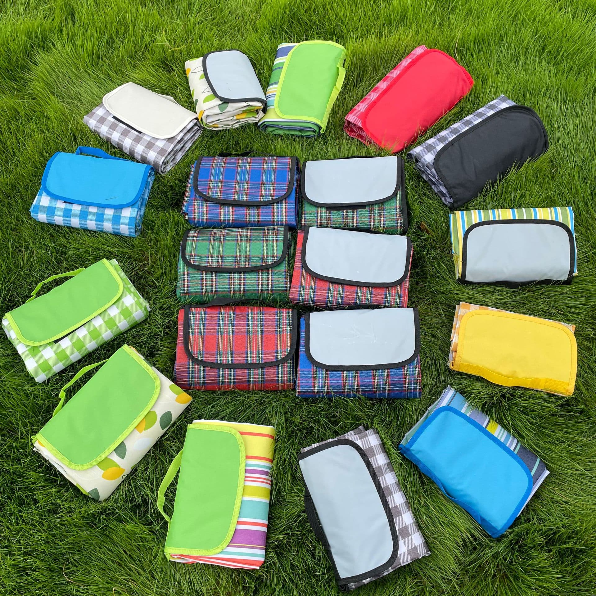 600D PE picnic mat, checkered fabric; 600D solid color beach mat, waterproof picnic bag.