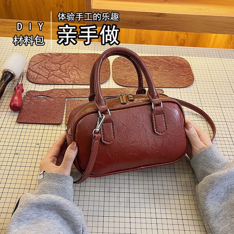 Autumn and winter popular Boston small bag for women 2024 new commuter portable pillow bag high-end retro crossbody bag