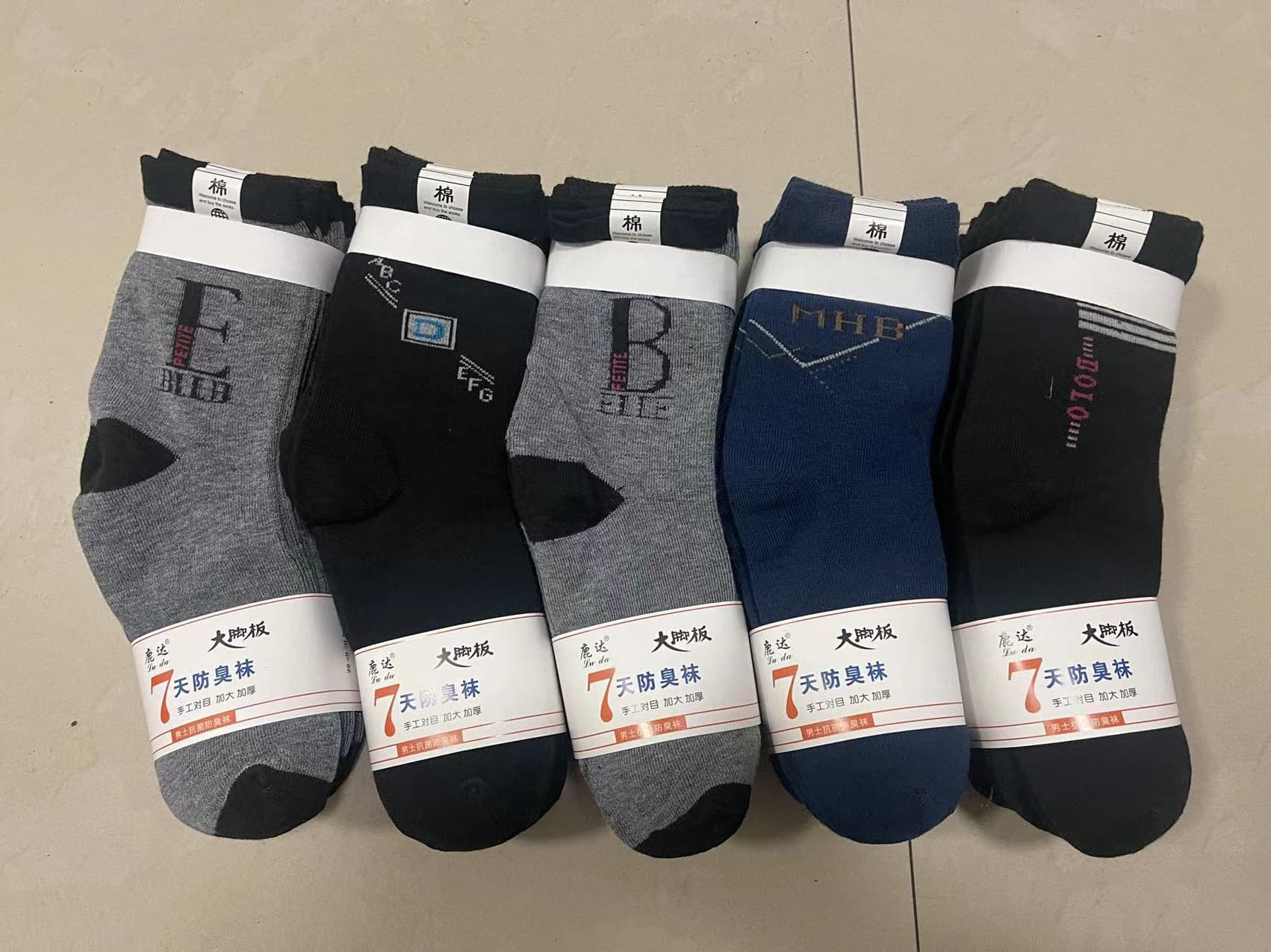 Thick men's socks for autumn and winter, big feet, mid-calf cotton socks, women's socks, and elderly socks, wholesale at street stalls.