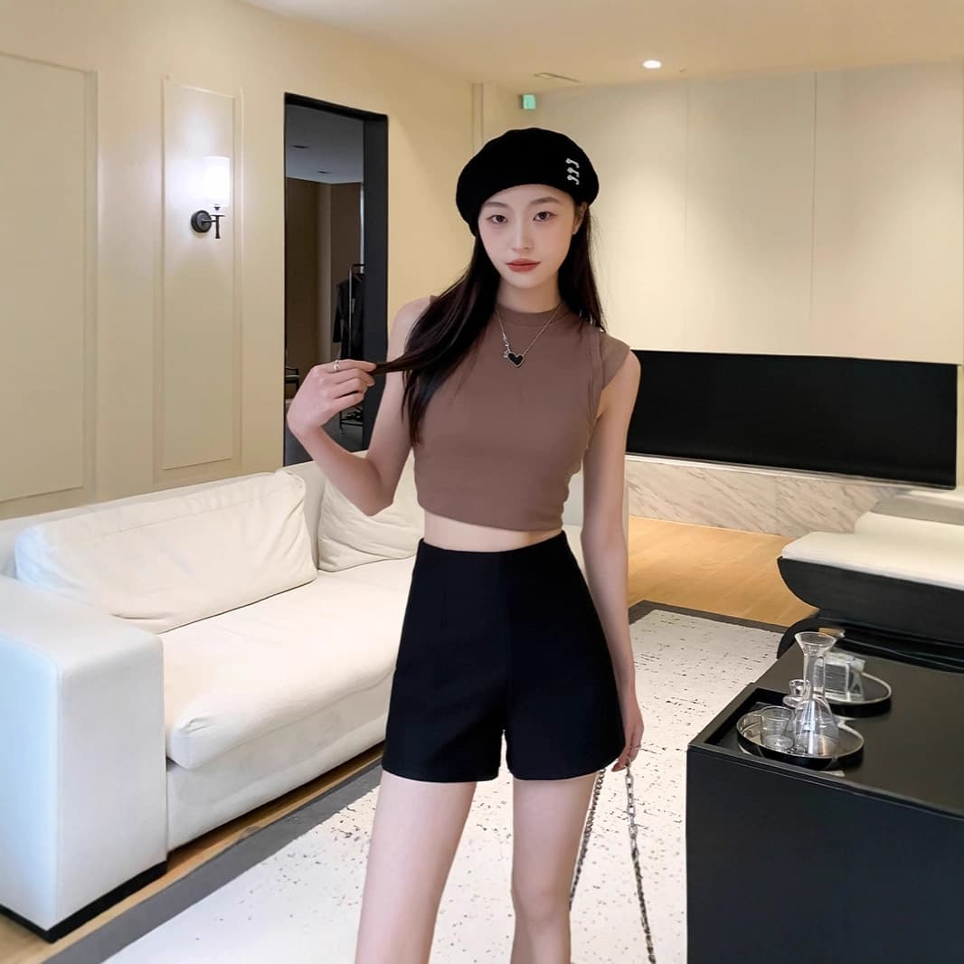 Sadi~ Black Sports Shorts for Women, High-Waisted Hip-Hugging Hot Pants for Petite Girls, Slim-Fit Booty Shorts