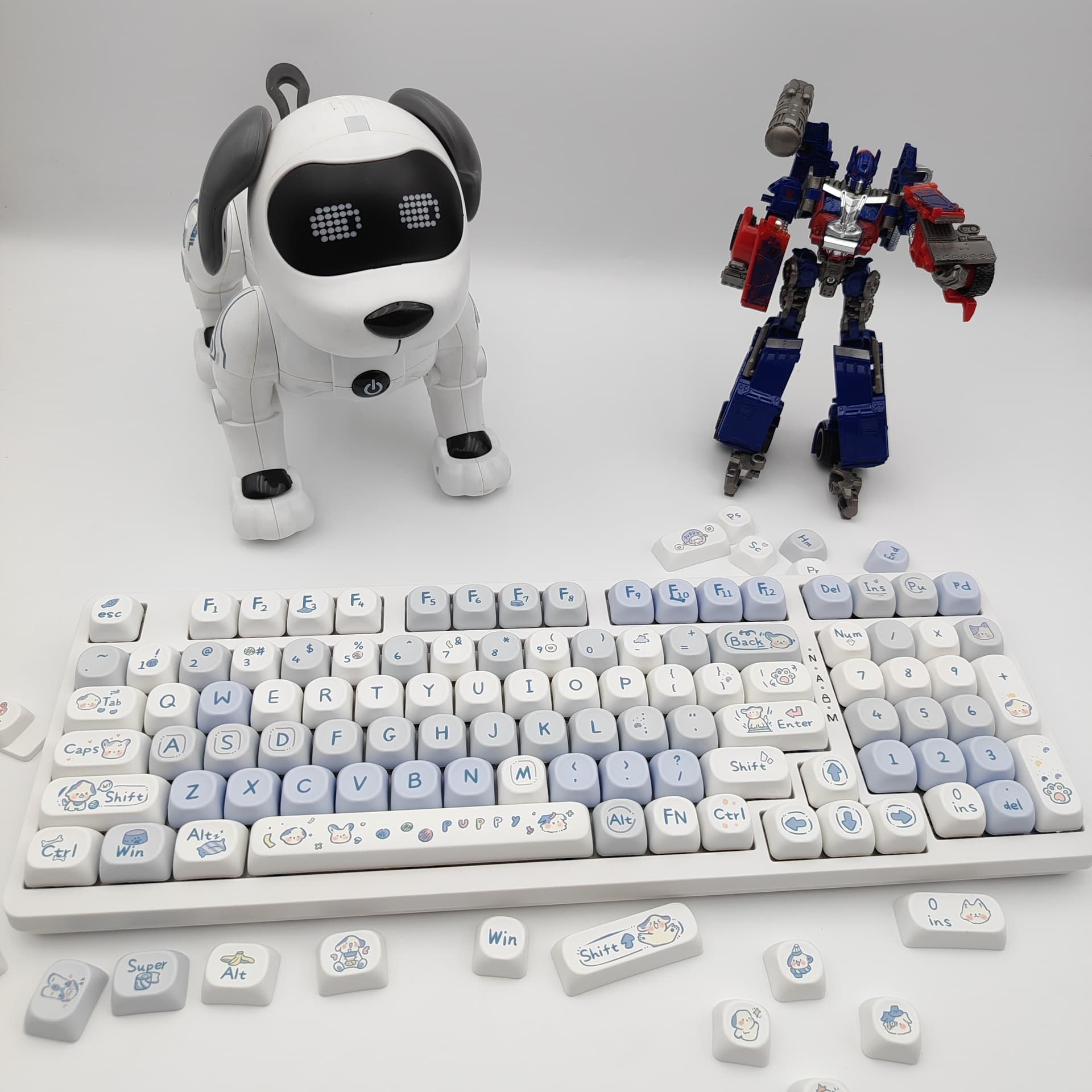 Puppy-shaped white keycaps, MOA height, PBT dye-sublimated mechanical keyboard, cute customizable keycap set.
