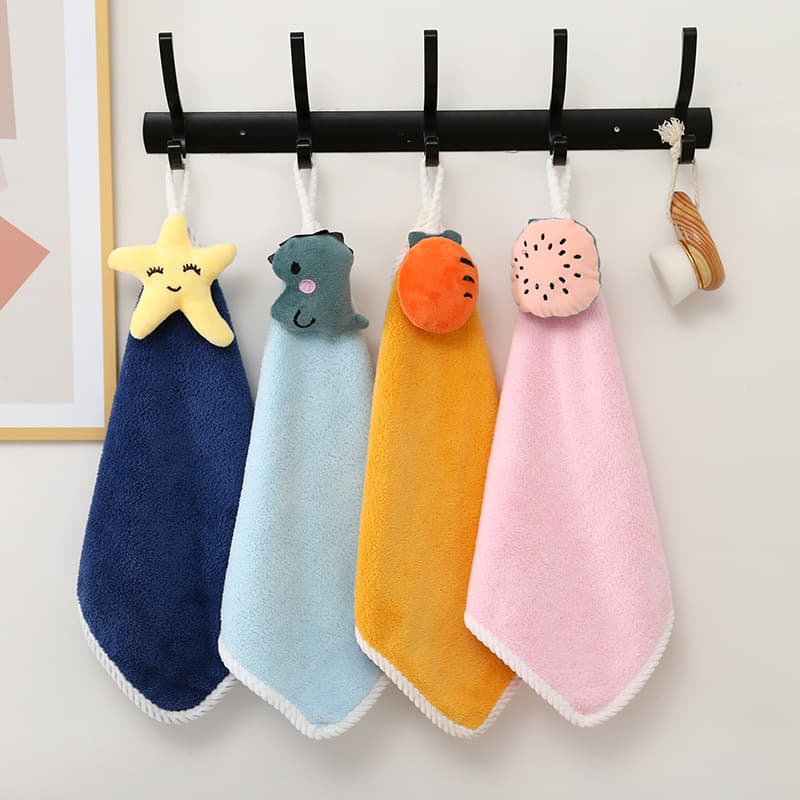 Souvenir hand towels, cartoon hanging towels, coral fleece small square towels, absorbent and lint-free, suitable for kindergartens and home use, or as a gift for cake boxes.