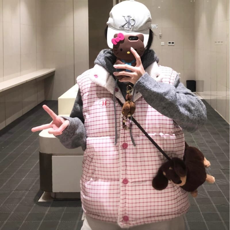 Single-breasted reversible stand collar thickened lamb fur vest for women, sleeveless coat, new 2025 autumn/winter style.